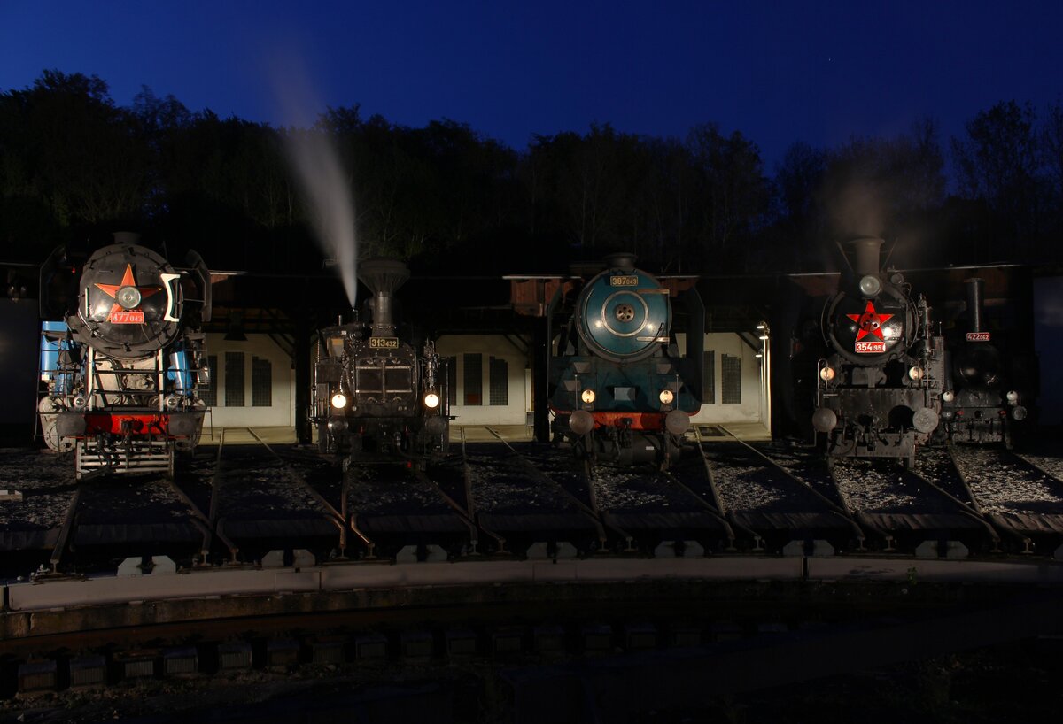 Am 09.10. und 10.10.26 gab es um gab es um Lu�n� u Rakovn�ka ein Dampfwochenende. Am 09.05.26 konnte man die Nachtfotoparade im Eisenbahnmuseum Lu�n� u Rakovn�ka besuchen. Zu sehen waren 477 043, 313 432, 387 043, 354 195 und 422 062.
