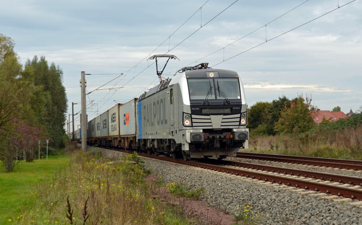 Am 09.10.14 bespannte 193 802 den EVB-Containerzug von Hamburg nach Hof. Hier durchfährt der Containerzug Greppin Richtung Bitterfeld/Leipzig. Gruß an den Tf!