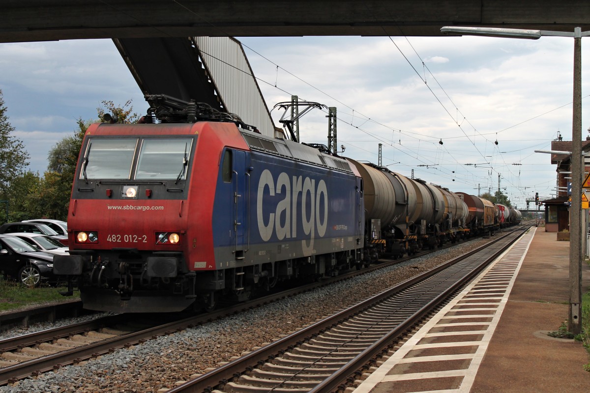 Am 09.10.2014 fuhr Re 482 012-2 mit dem BASF-Zug (Ludwigshafen (Rhein) BASF - Muttenz) durch den Bahnhof von Orschweier in Richtung Süden.