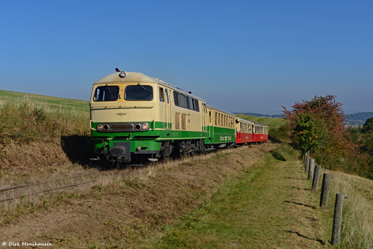 Am 09.10.2021 ist die D5 auf der Brohltalbahn kurz vor Brenk unterwegs.