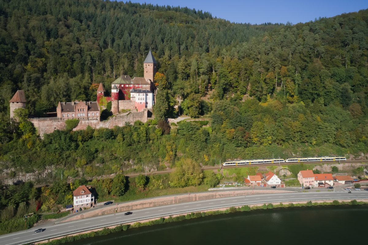 Am 09.10.2021 ist eine Talent 2 Doppeltraktion von Abellio unterhalb der Burg Zwingenberg in Richtung Heidelberg unterwegs.