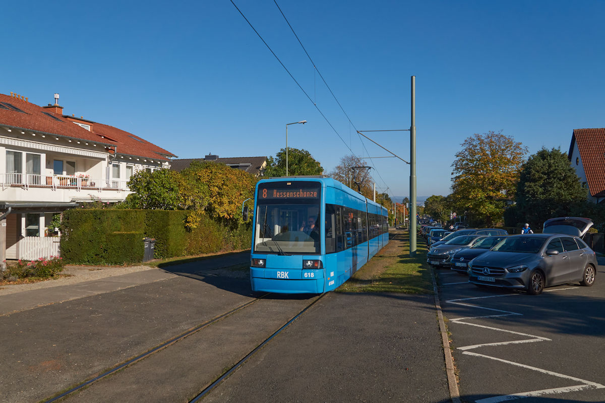 Am 09.10.2021 war RBK 618 als Linie 8 von Kaufungen Papierfabrik zur Hessenschanze unterwegs. Kurz vor dem Ziel war schon die Beschilderung geändert. 