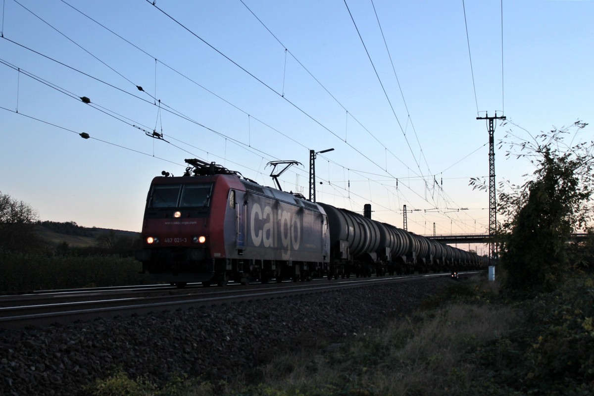 Am 09.11.2013 bespannte SBB Cargo Re 482 021-3 einen Kesselwagenzug, als sie durch die Bahnanlagen von Müllheim (Baden) fuhr.