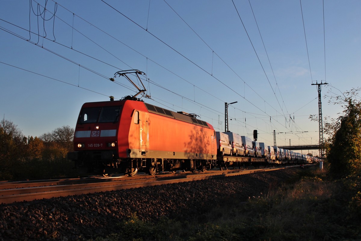 Am 09.11.2013 bespannte die Seddiner 145 028-7 den Fiat-Autozug aus Alessandria (I) nach Lahr (Schwarzw.) von Basel Bad Rbf bis zum ENdbahnhof. Hier ist der Zug nördlich vom Bahnhof Müllheim (Baden).