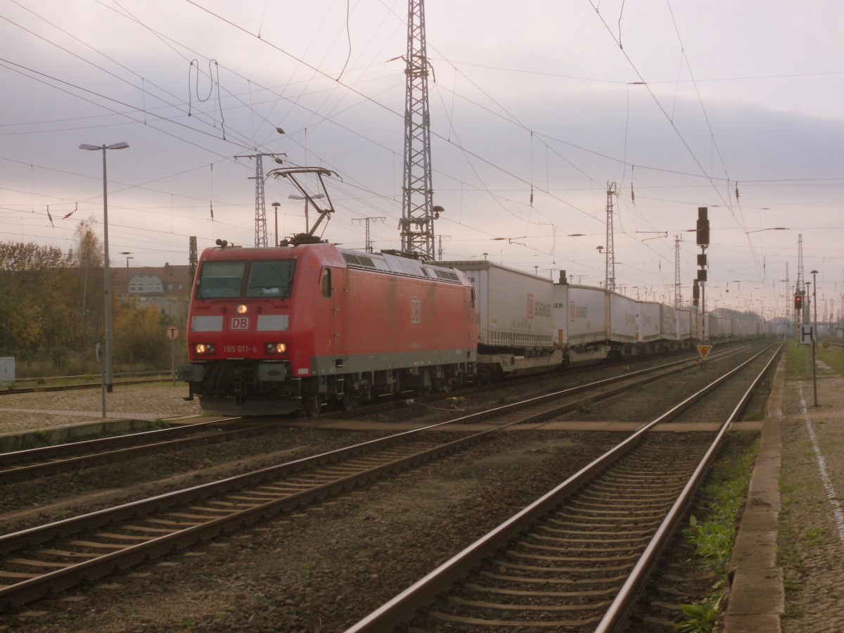 Am 09.11.2014 kam 185 011 mit einem DB Schenkerzug aus Richtung Wittenberge nach Stendal und fuhr weiter in Richtung Magdeburg.