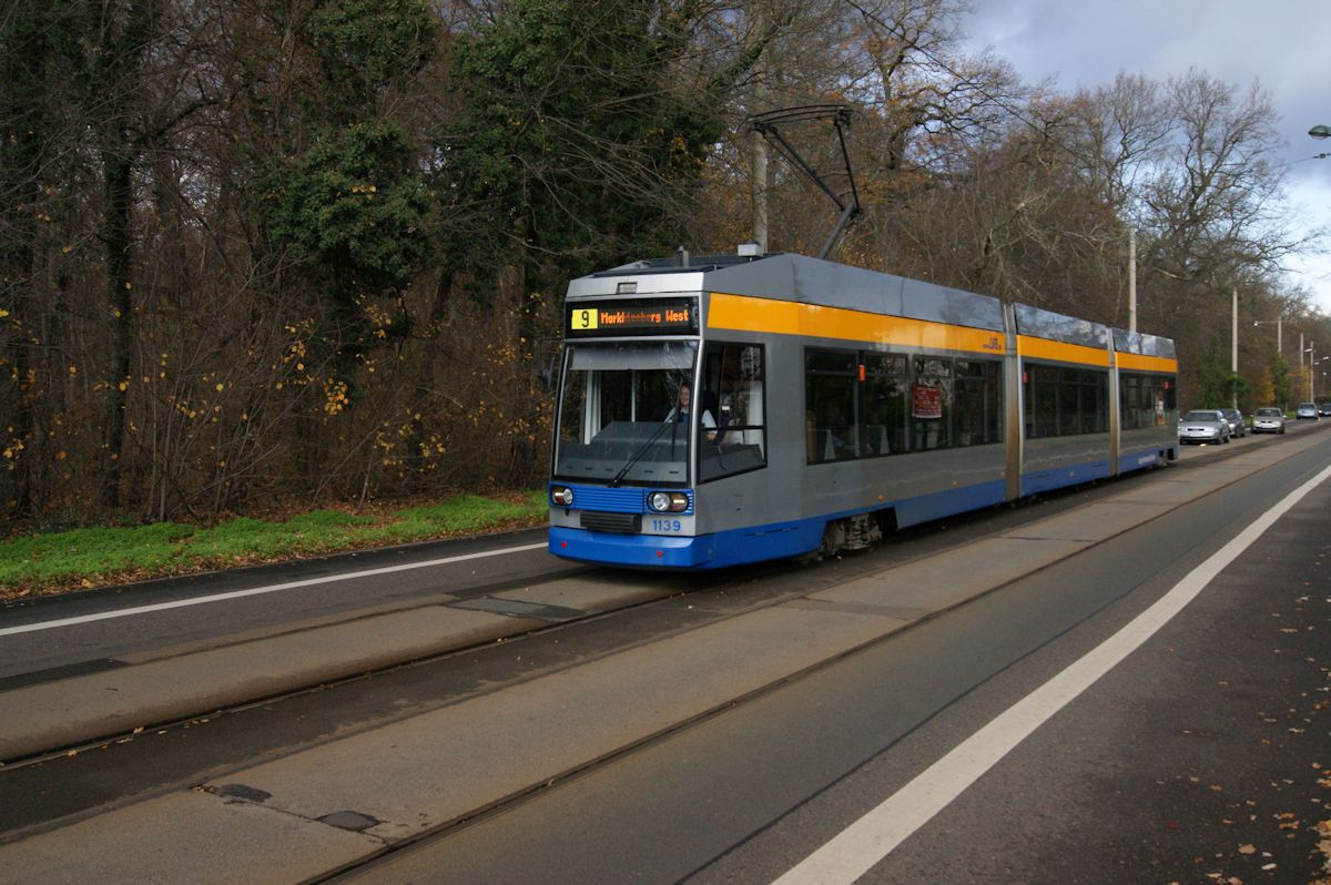 Am 09.11.2015 ist NGT8 Nr. 1139 der LVB kurz vor dem Forsthaus Raschwitz in Richtung Markkleeberg West unterwegs. Keine drei Wochen später war die Strecke Geschichte.