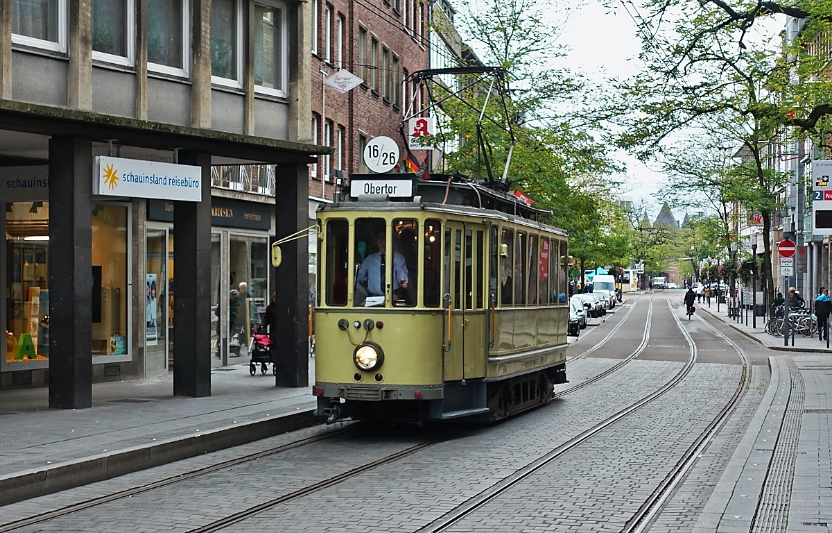 Am 09.11.2019 bot die ZIN (Zukunftsinitiative Innenstadt Neuss) wieder einmal kostenlose Pendelfahrten mit einem Rheinbahn-Museumstriebwagen durch die Neusser Innenstadt an, hier trifft Tw 954 an der Haltestelle Markt ein