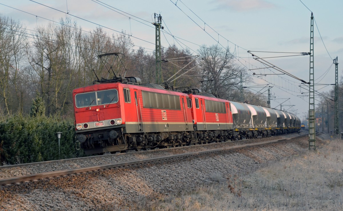 Am 09.12.14 zogen die beiden MEG-Energiecontainer 705(155 196) und 706(155 119) einen Zementzug durch Burgkemnitz Richtung Bitterfeld.