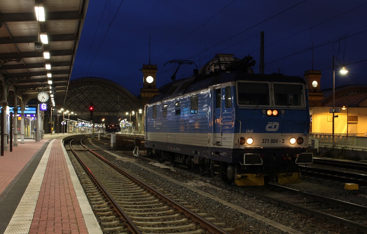 Am 09.12.17 hieß es Abschied nehmen von der Baureihe 371 zwischen Dresden und Prag. Hier steht 371 004-3 nochmal in Dresden Hbf. Bevor die Lok den letzten EC von Dresden nach Prag fährt.