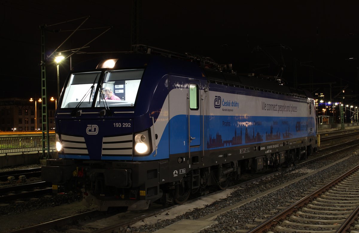 Am 09.12.17 waren schon einige Loks der Baureihe 193 in Dresden Hbf zu sehen. Sie haben nun die Baureihe 371 zwischen Dresden und Prag abgelöst. Hier ist 193 292 in Dresden Hbf zu sehen.