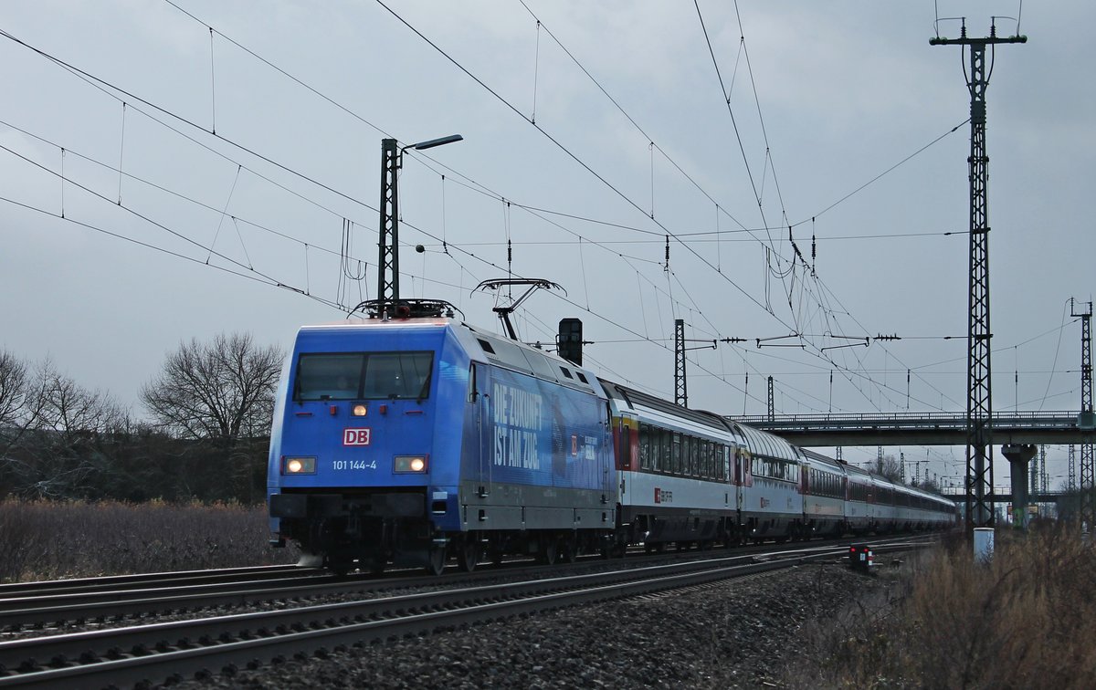 Am 09.12.2017 bespannte 101 144-4  Die Zukunft ist am Zug./Hertha BSC) den EC 8 (Zürich HB - Hamburg Altona), als sie nördlich von Müllheim (Baden) durchs Rheintal in Richtung Freiburg (Breisgau) fuhr.