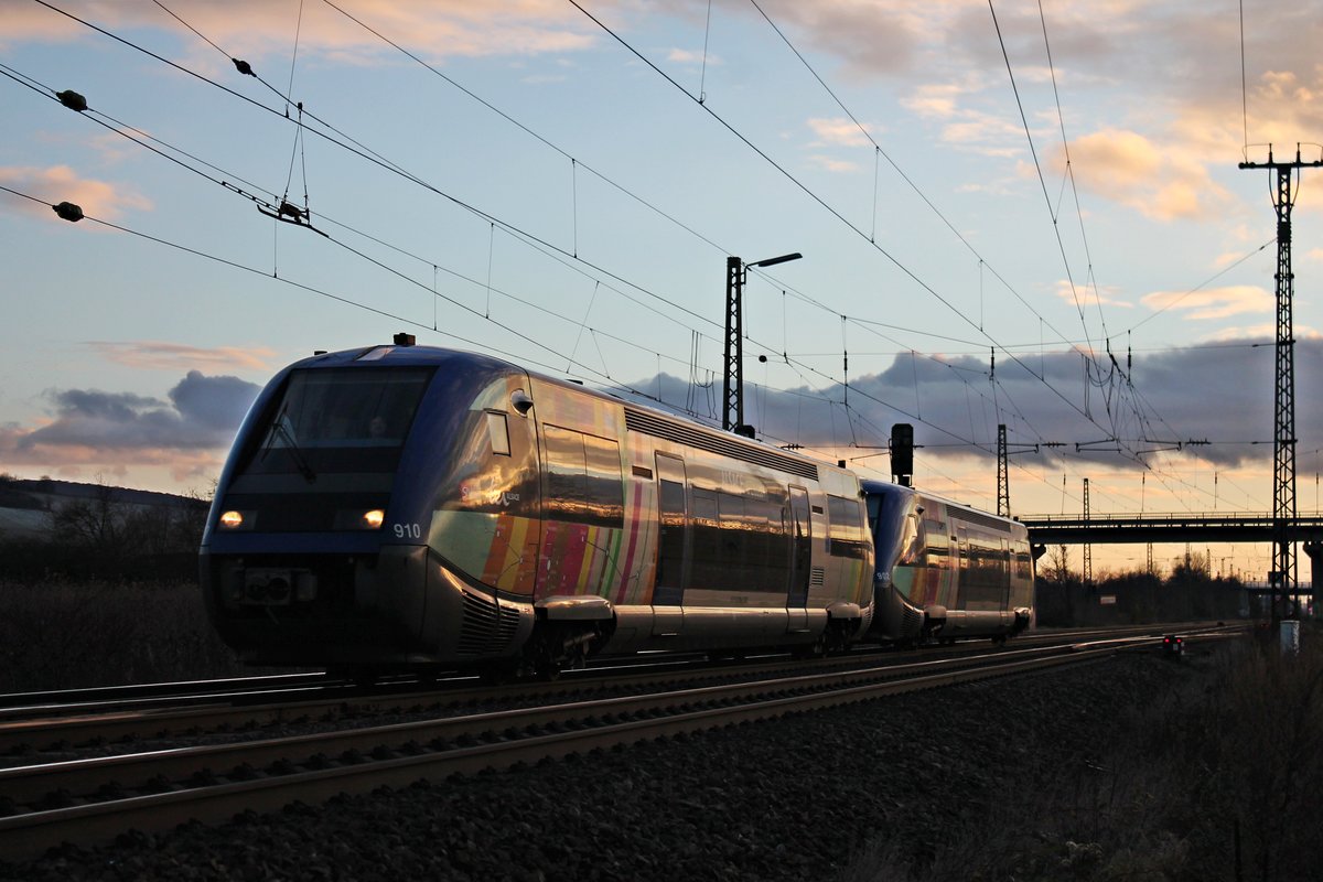 Am 09.12.2017 fuhr SNCF TER Alsace X73910 zusammen mit SNCF TER Alsace X73902 als IRE (Mulhouse Ville- Freiburg (Brsg) Hbf) nördlich von Müllheim (Baden) druchs Rheintal in Richtung Zielbahnhof.