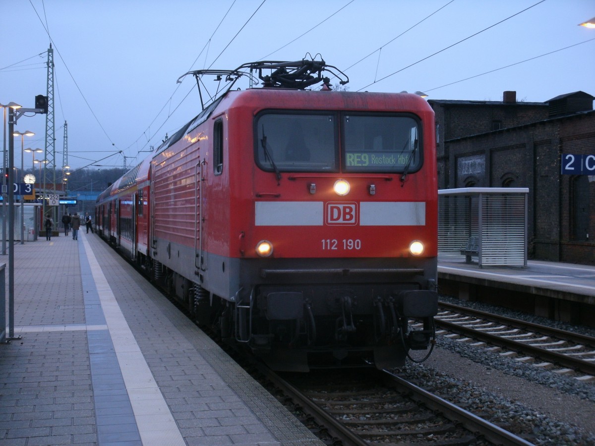 Am 09.Dezember 2013 hielt die Rostocker 112 190,mit dem RE 13012 Sassnitz-Rostock,in Bergen/Rügen.