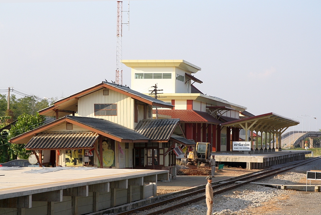 Am 09.Dezember 2023 war das alte Aufnahmegebäude der Khao Yoi Station noch in Betrieb, da es aber dem Hausbahnsteig der neuen Station offensichtlich im Wege steht dürfte es inzwischen schon Geschichte sein.