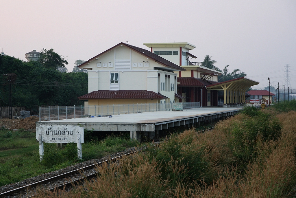 Am 09.Dezember 2023 war die, infolge des 2 gleisigen Ausbau der Southern Line neu errichteten Ban Kluay Station schon in Betrieb.