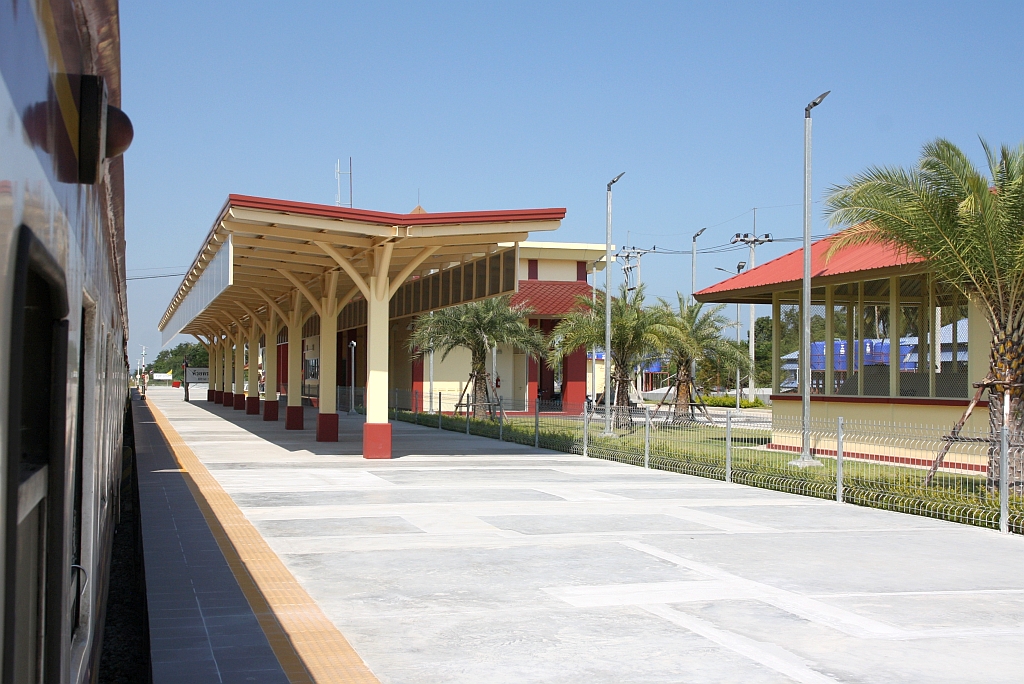 Am 09.Dezember 2023 war in der Hua Sai Nua Station der 2 gleisigen Ausbau der Southern Line schon abgeschlossen und die neue Station in Betrieb. - Das Bild zeigt den Hausbahnsteig.