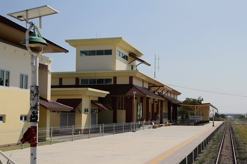 Am 09.Dezember 2023 war in der Hua Sai Nua Station der 2 gleisigen Ausbau der Southern Line schon abgeschlossen und die neue Station in Betrieb. - Das Bild zeigt den Hausbahnsteig mit dem Aufnahmegebäude.