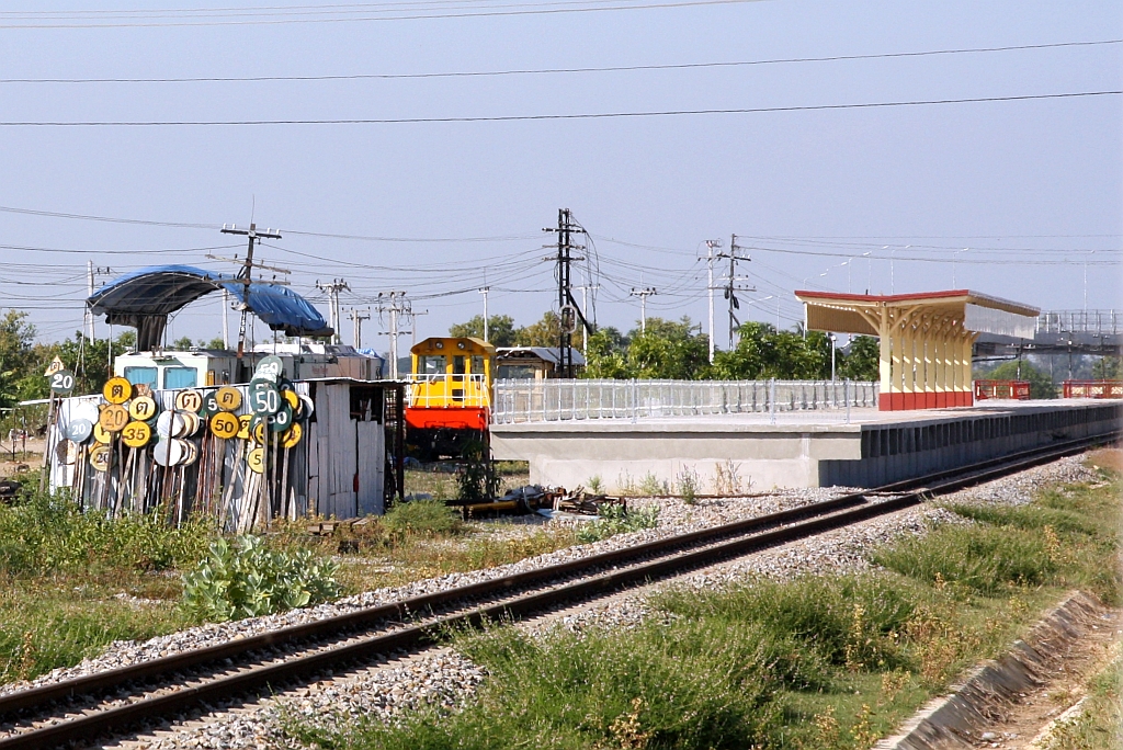 Am 09.Dezember 2023 war in der Nong Sala Station der 2 gleisigen Ausbau der Southern Line schon abgeschlossen und einige Bahndienstfahrzeuge sowie jede Menge nicht mehr benötigte Geschwindigkeitssignale zu sehen.
