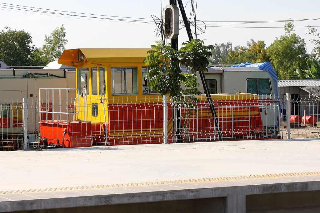 Am 09.Dezember 2023 war in der Nong Sala Station der 2 gleisigen Ausbau der Southern Line schon abgeschlossen und einige Bahndienstfahrzeuge sowie dieser nummernlose Kleinwagen der Type TMC400A abgestellt.