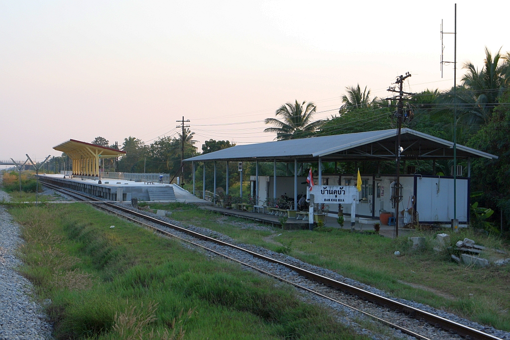 Am 09.Dezember 2023 wurden in der, infolge des 2 gleisigen Ausbau der Southern Line neu errichteten Ban Khu Bua Station die Bahnsteige schon genutzt, die restliche Betriebsabwicklung erfolgte aber noch in der aus Containern bestehenden provisorischen Station.