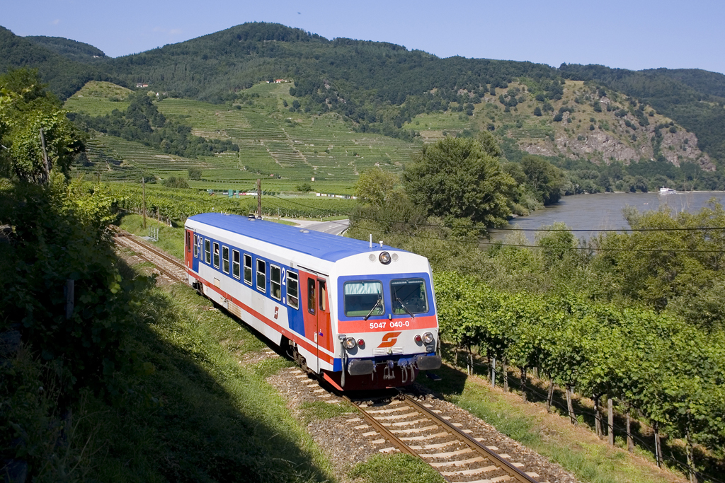 Am 1. August 2010 ist 5047 040 als R 6128 bei Weißenkirchen in der Wachau in Richtung Spitz an der Donau unterwegs. 