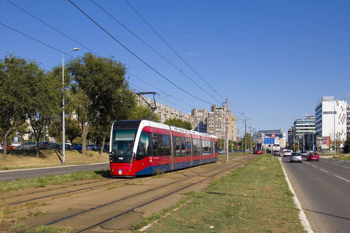 Am 1. August 2025 war CAF Urbos 3 1518 auf der Linie 9 Л im Einsatz und ist hier am Bulevar Milutina Milankovića in Richtung  Блок 45 (Blok 45) zu sehen. 