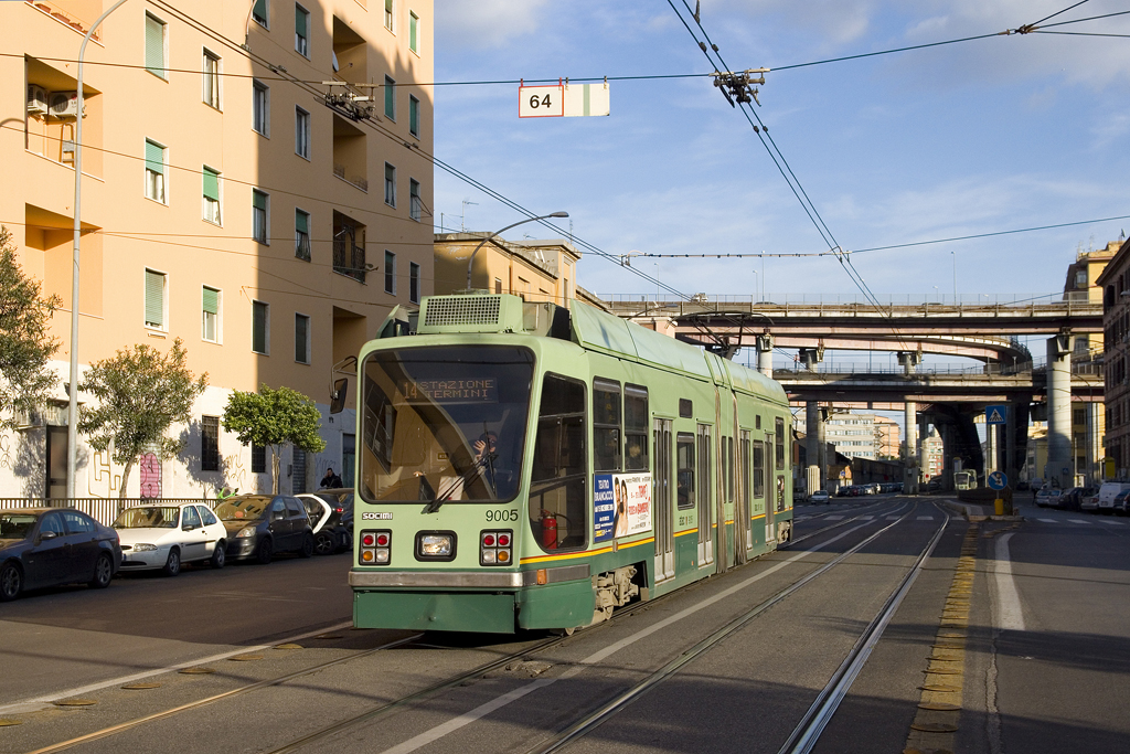 Am 1. Dezember 2016 ist SOCIMI TW 9005 als Linie 14 in der Via Prenestina nahe des Straßenbahn-Betreibshofs unterwegs.