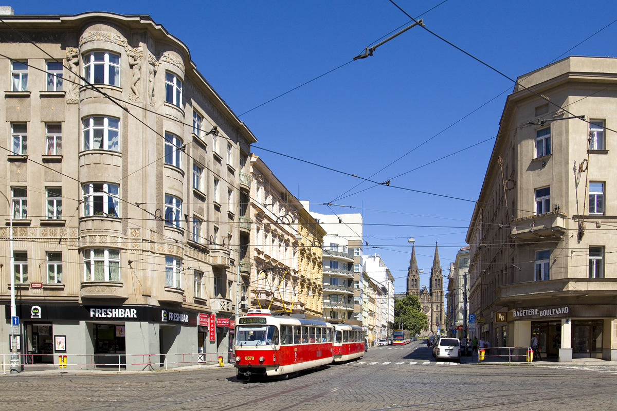 Am 1. Juli 2025 war eine Tatra T3R.P - Garnitur angeführt vom Wagen 8570 auf der Linie 16 im Einsatz, hier zu sehen in der Jugoslávská kurz vor der Haltestelle I. P. Pavlova. 