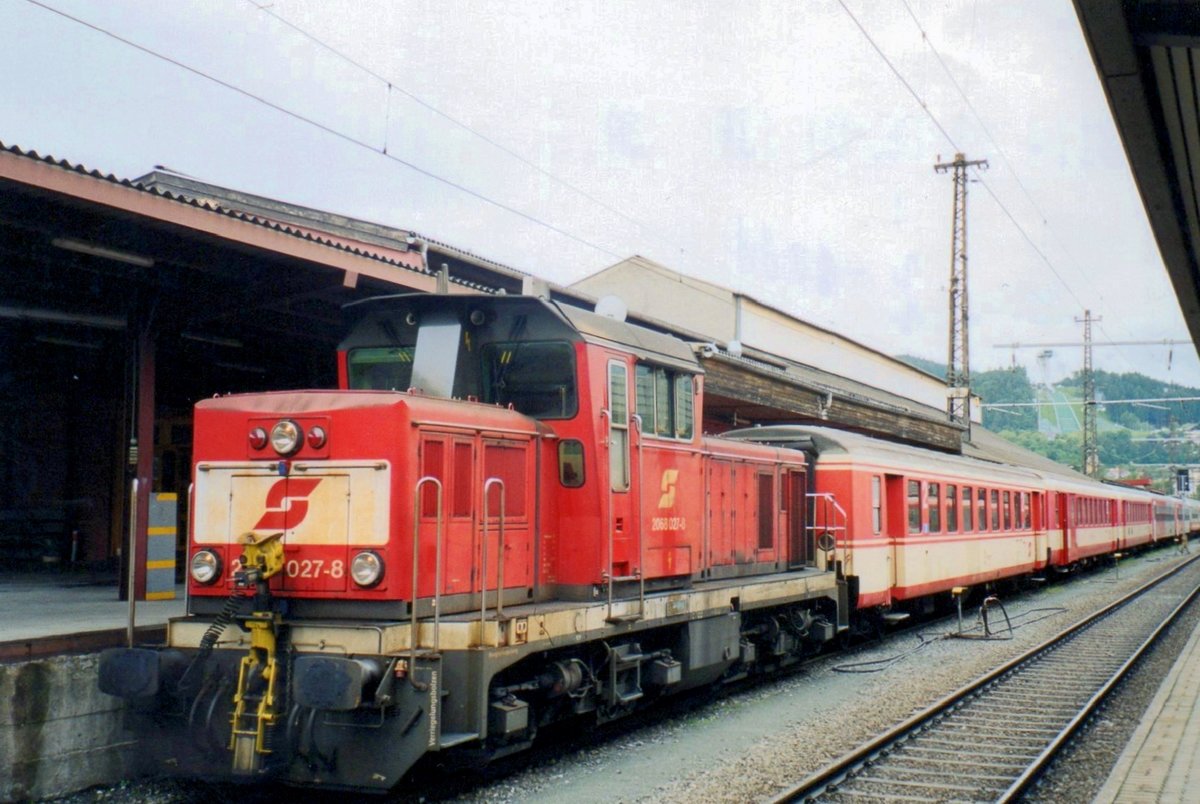 Am 1 Juni 2003 rangiert 2068 027 mit Schlierenwagen in Innsbruck hbf.