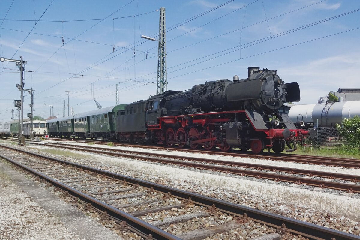 Am 1 Juni 2019 steht ein Dampfzug mit 50 0072 ins BEM in Nördlingen.