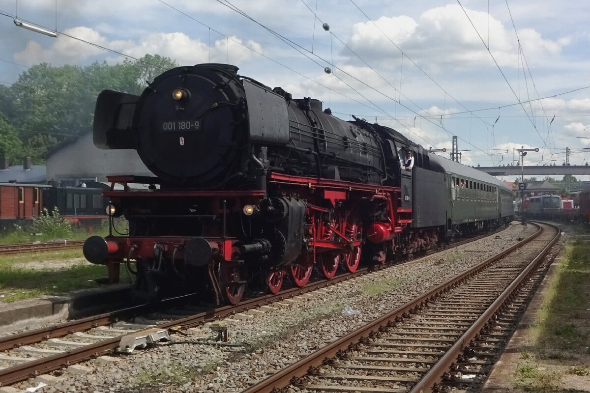 Am 1 Juni 2019 treft 001 180 mit ein Sonderzug ins Bahnhof von Nördlingen ein. 