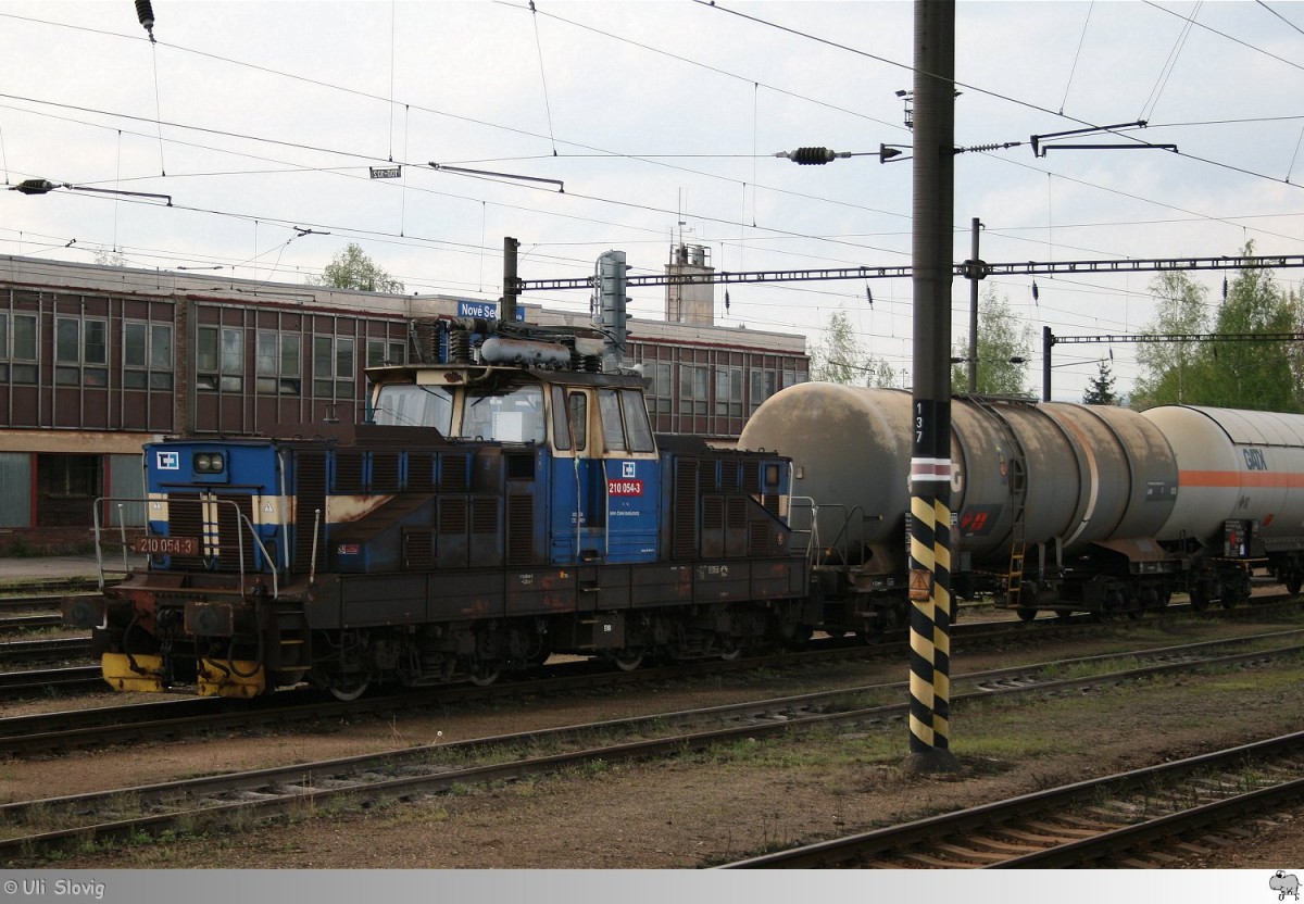 Am 1. Mai 2014 in Nové Sedlo u Lokte wartet 210 054-3 auf ihre nächsten Aufgaben. 