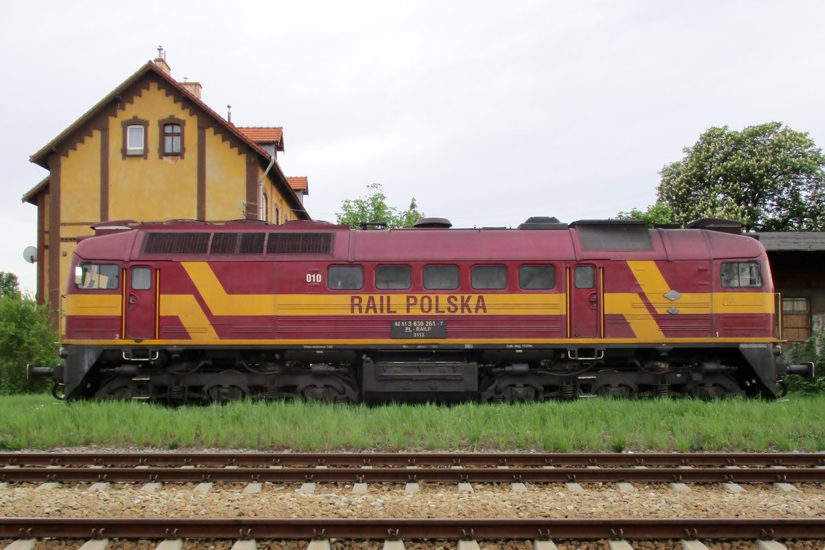 Am 1 Mai 2018 steht Rail Polska M62M-010 in Jawor.