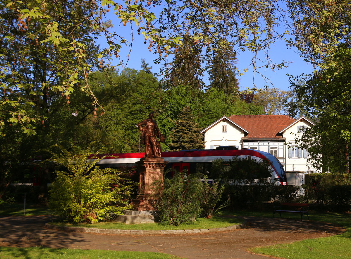 Am 1 November 1781 hob Kaiser Joseph der 2te die  Leibeigenschaft  auf. Nur einer der Punkte die der Blaublütige zu Lebzeiten in seine Memoaren schreiben konnte. Ihm zu Ehren gibt es in Österreich so manches Denkmal. Eines Davon steht in Deutschlandsberg nächst dem Bahnhof. Hier im Bild R8555 am 19.04.2016