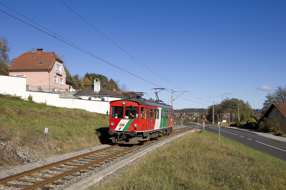 Am 1. November 2023 ist der ET 2 der Gleichenberger Bahn als R 8605 von Feldbach nach Trautmannsdorf unterwegs, in Kürze wird der Zug die Bedarfshaltestelle Oedt Siedlung erreichen. 
