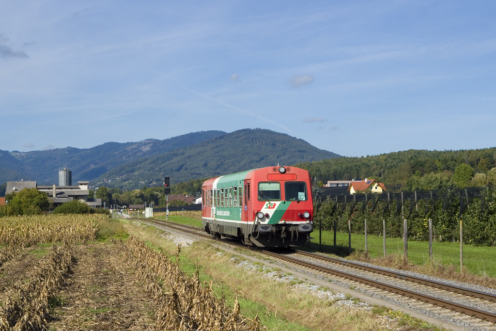 Am 1. Oktober 2021 ist 5047 401 als SB 8658 (Weiz Nord - Gleisdorf) bei Unterfladnitz unterwegs. 