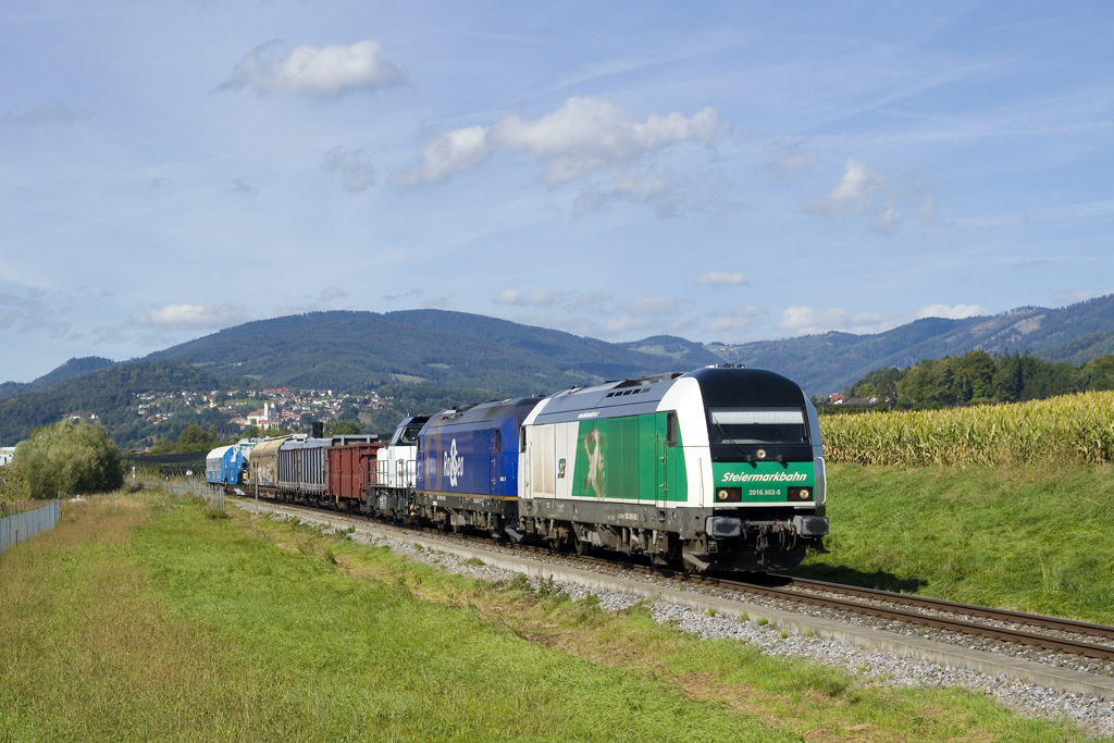 Am 1. Oktober 2021 war der nachmittägliche Güterzug auf der Weizer Bahn unerwartet stark traktioniert. Das Bild zeigt den Zug mit 2016 902, 1223 005 sowie der Gmeinder D3 zwischen Preding bei Weiz und Unterfladnitz. 