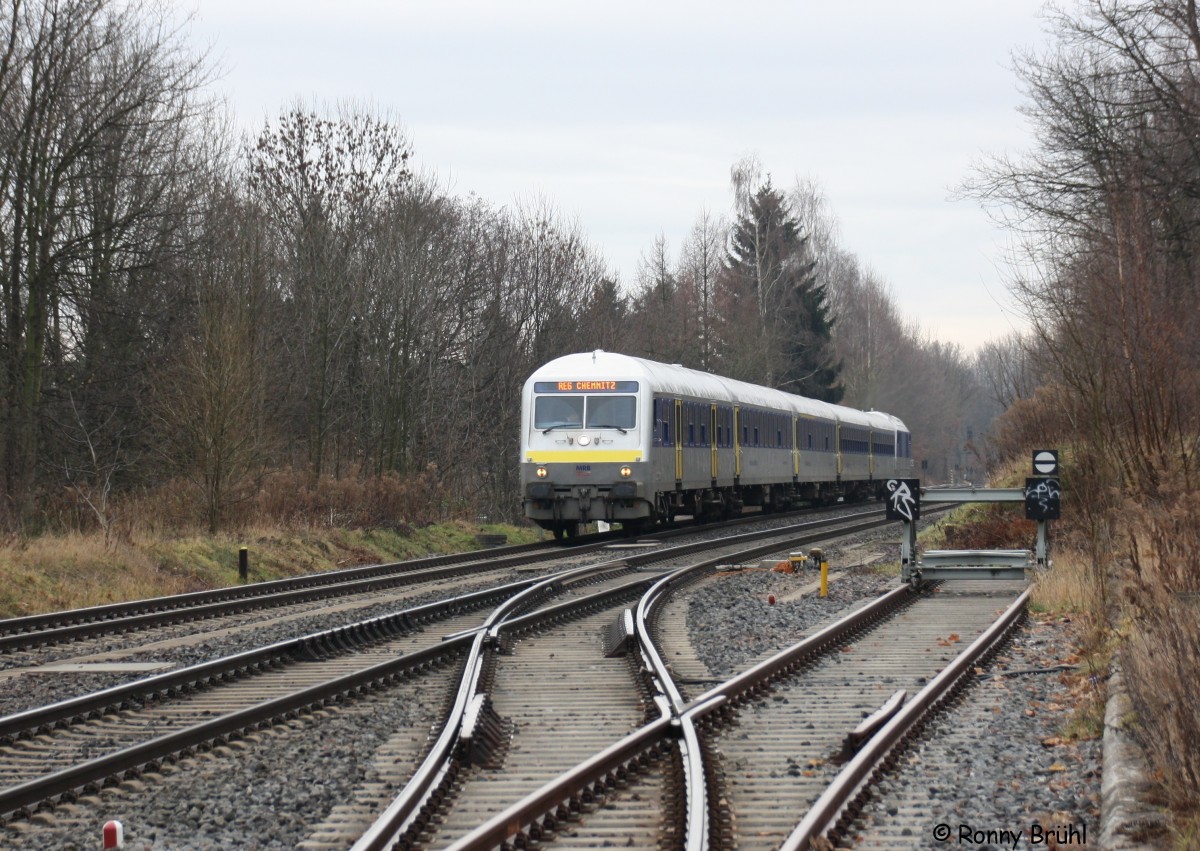 Am 1. Tag des Fahrplanwechsels zwischen Chemnitz und Leipzig am 14.12.2015 eine MRB Zugganitur mit 223 144 bei der Einfahrt im oberen Bahnhof Wittgensdorf.

Seit langen wieder mal ein richtiger Zug mit Lok und Wagen.