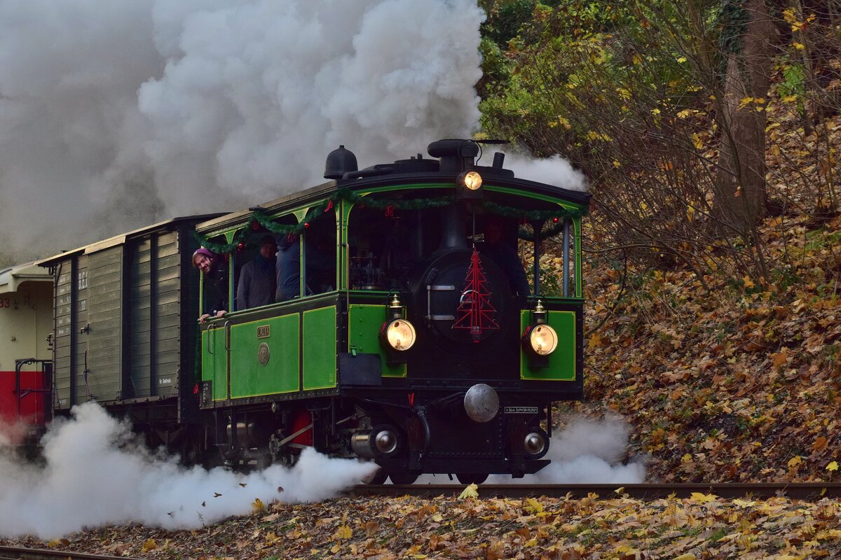 Am 10. und 11. Dezember war die Dampflok Laura der Chiemsee-Bahn bei der Brohltalbahn zu Gast und absolvierte die Nikolausfahrten. Hier schnauft sie mit dem ersten Zug des Tages nach Niederzissen in Brohl aus.

Brohl 10.12.2022