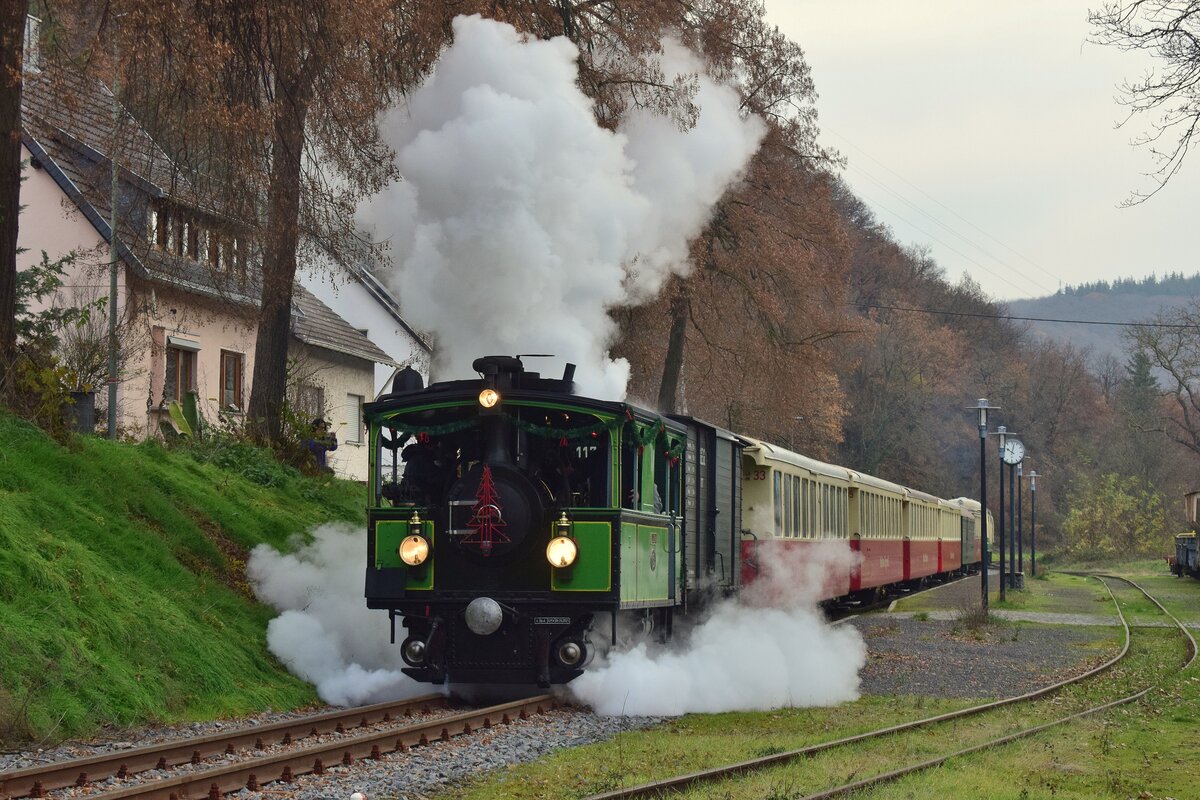 Am 10. und 11. Dezember war die Dampflok Laura der Chiemsee-Bahn bei der Brohltalbahn zu Gast und absolvierte die Nikolausfahrten. Hier fährt der Zug gerade in Burgbrohl an.

Burgbrohl 10.12.2022