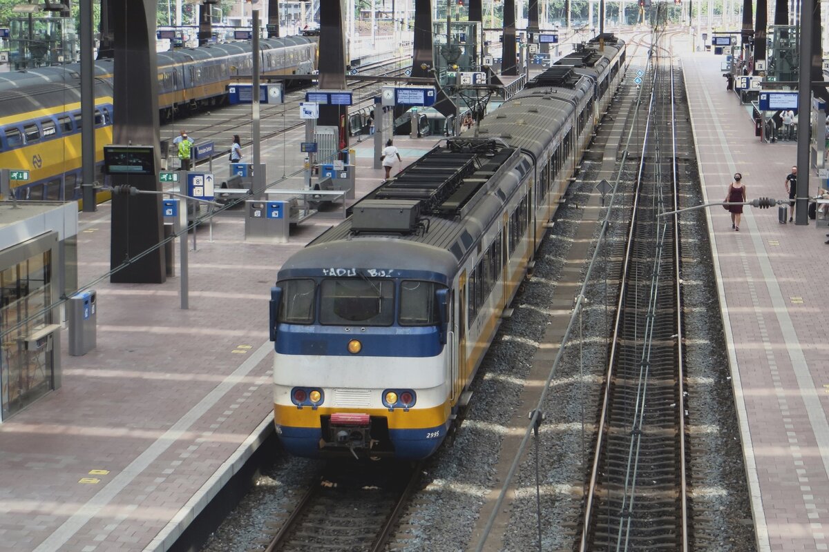 Am 10 Augustus 2020 steht NS 2995 in Rotterdam Centraal. das Bild wurde vom Fussgangerbrücke ins Bahnhof gemacht.