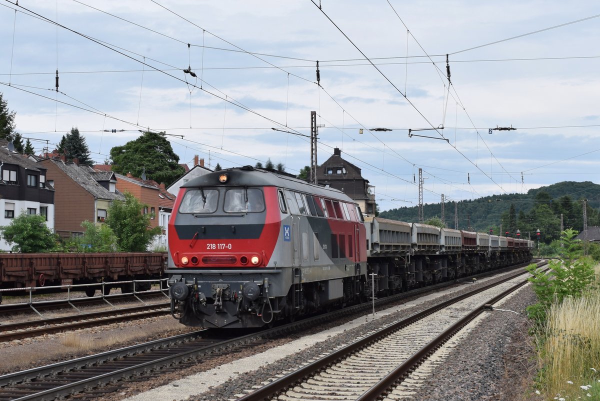 Am 10. Juli 2017 zieht die HEROS 218 117-0 einige leere Schotterwagen von Homburg(Saar) kommend Richtung Saarbrücken. Hier erreicht der Zug gerade den Bahnhof von Dudweiler.