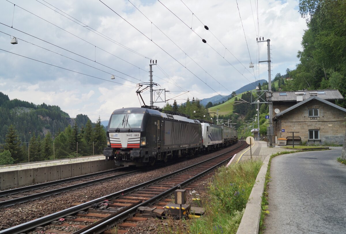 Am 10. Juli 2020 wurde der von Lokomotion angemietete MRCE-Vectron 193.663 der im blauen Zebradesign gestalteten 189.917 vorgespannt, um den schweren Ambrogio-KLV zum Brenner hochzuschleppen. Hier durchfährt das Gespann gerade die Haltestelle Gries. Es handelte sich dabei um eine der ersten Fahrten der im Sommer 2020 neu aufgenommenen Ambrogio-Verbindung Neuss - Verona.