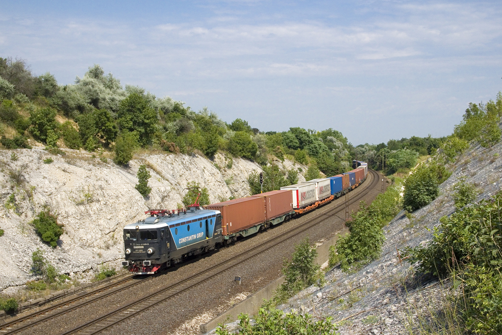 Am 10. Juli 2023 ist 043 109 mit einem Containerzug bei Szár in Richtung Hegyeshalom unterwegs. 