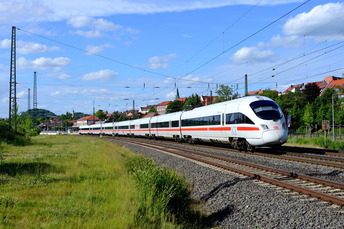 Am 10. Juni 2017 durcheilte 411 027 als ICE 1556 von Dresden HBF nach Wiesbaden den mustergültig renovierten Bahnhof von Hünfeld.