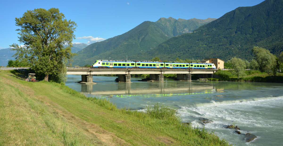 Am 10. Juni 2022 überquert ETR 104 033 den Fluss Adda, als er sich auf dem Weg von Colico nach Chiavenna befindet.
