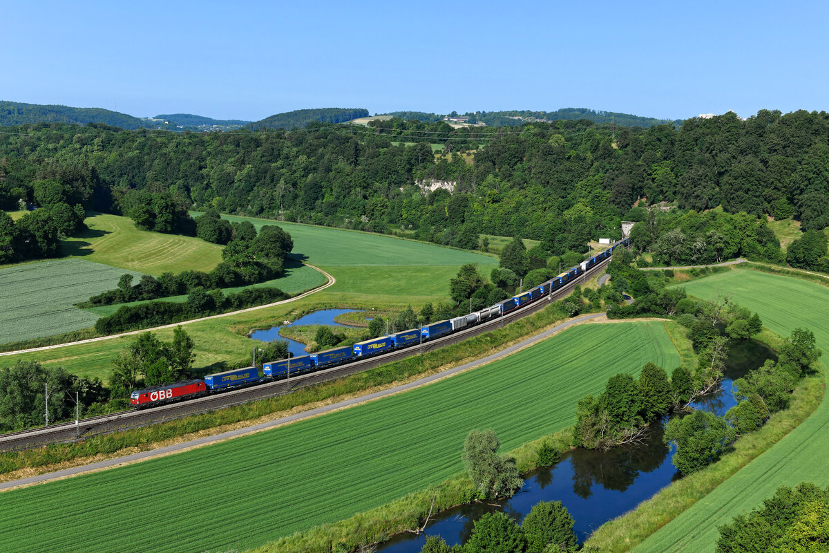 Am 10. Juni 2023 konnte ich den KLV-Zug DGS 45153 auf seiner Fahrt von Hannover-Linden nach Verona Q.E. bei Hagenacker im Altmühltal aufnehmen. Es führte die 1293.046, die über den gesamten Laufweg hinweg vor dem Zug blieb. 