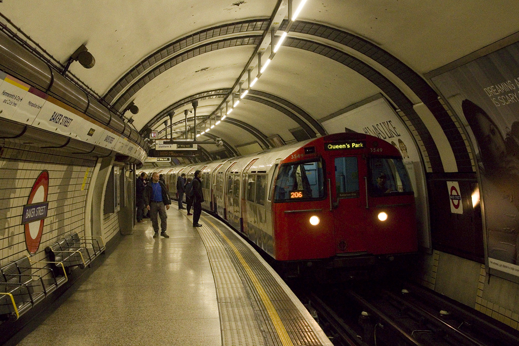 Am 10. Mai 2016 fährt ein Zug der Bakerloo Line gerade in die der Linie namens-gebenden Station Baker Street (der Name Bakerloo entstand aus Baker Street und Waterloo) ein. Die auf der Bakerloo Line eingesetzten Fahrzeuge des Typs  1972 Tube Stock  sind derzeit übrigens die ältesten im Netz der Londoner Underground.