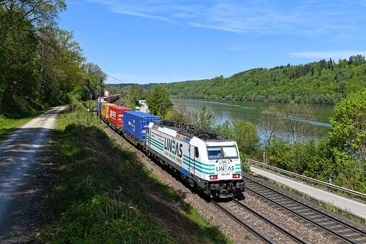 Am 10. Mai 2021 bespannte die an Lineas vermietete 186 258 von Railpool den DGS 40679 von Genk nach Curtici. Den farbenfroh beladenen KLV-Zug konnte ich in der Nähe des ehemaligen Bahnhofs von Seestetten fotografieren. Hier verläuft die Strecke direkt an der Donau entlang. 