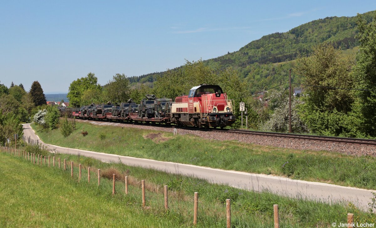Am 10. Mai 2025 k�mpfte sich die HzL/SWEG 265 301 (V181) die Alb bei Laufen (Eyach) hinauf. Am Hacken hatte sie einen Milit�rzug, der von T�bingen nach Stotzingen gebracht werden musste. 